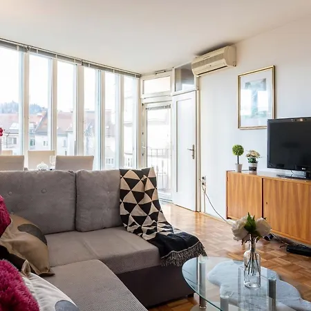 아파트 Cozy, Spacious & Sunny In Heart Of City Center