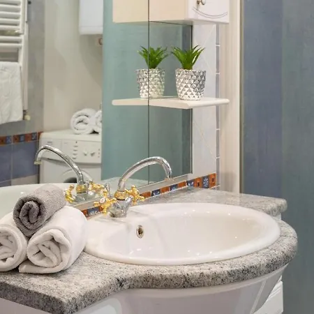 Cozy, Spacious & Sunny In Heart Of City Center 류블랴나